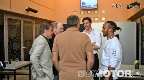 Lewis Hamilton y Toto Wolff en Baréin