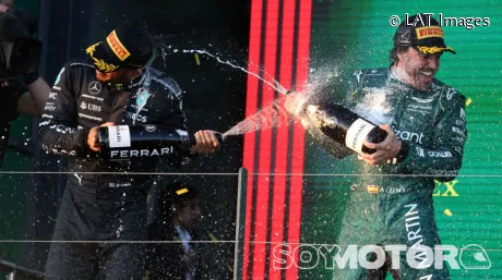 Fernando Alonso y Lewis Hamilton, en el podio del GP de Australia