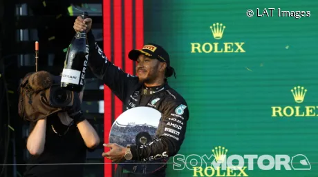 Lewis Hamilton, en el podio del GP de Australia