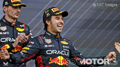 Pérez bate a Verstappen por puro ritmo en Bakú; Alonso y Sainz, en el 'top 5' - SoyMotor.com