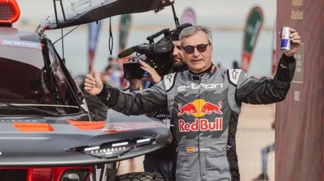 61 años… ¡y contando! El emotivo vídeo con el que Carlos Sainz celebra su cumpleaños - SoyMotor.com