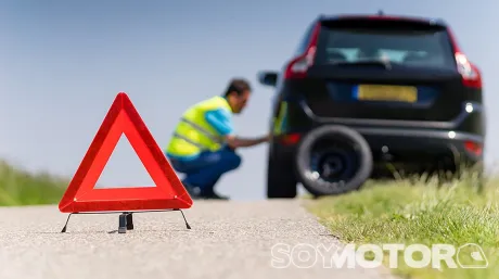 La DGT valora eliminar la obligatoriedad de colocar los triángulos de emergencia - SoyMotor.com