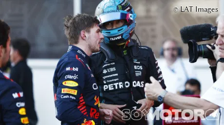 Max Verstappen y George Russell tras el 'Sprint' de Bakú