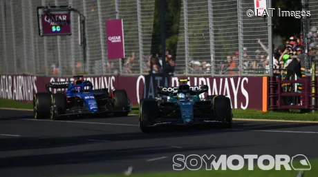 Fernando Alonso y Alexander Albon en Australia