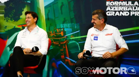 Toto Wolff y Guenther Steiner en Baku 2022