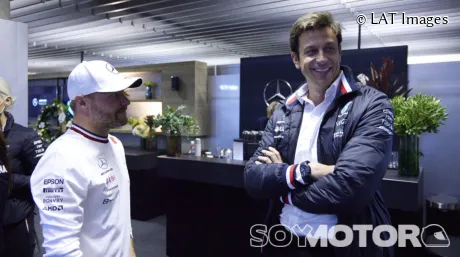 Valtteri Bottas y Toto Wolff en 2021