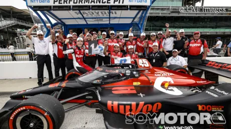 Christian Lundgaard celebra la Pole con su equipo