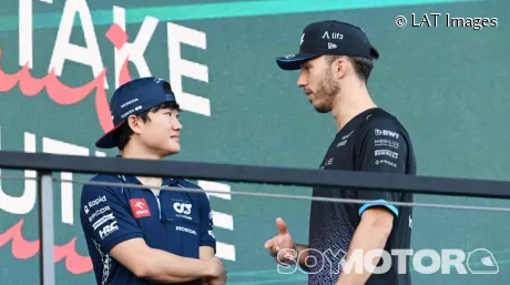 Yuki Tsunoda y Pierre Gasly en Yeda