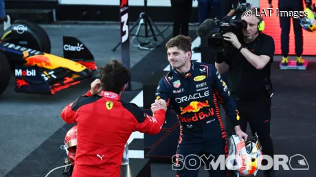 Max Verstappen y Charles Leclerc en Bakú