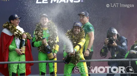 Albert Costa celebra la victoria en Le Mans