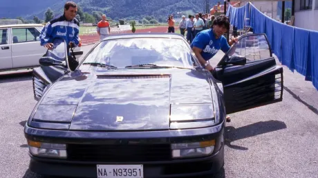 Maradona con su Ferrari Testarossa de color negro - SoyMotor.com