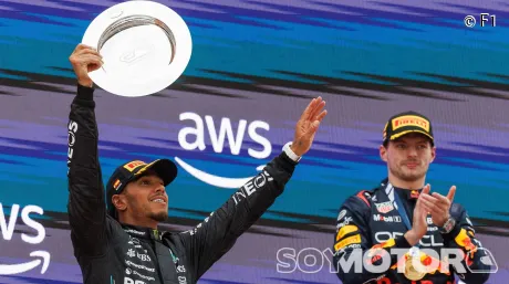 Lewis Hamilton y Max Verstappen, en el podio del GP de España