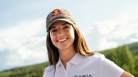 Cristina Gutiérrez estará con Dacia en el Dakar 2025: "Mi sueño se ha hecho realidad" - SoyMotor.com