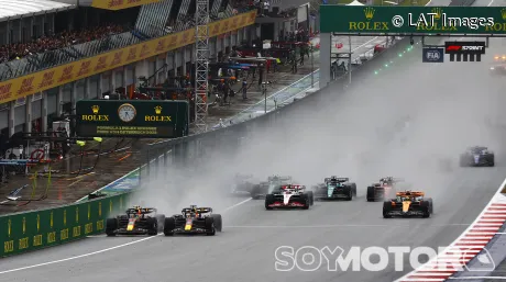 'Lío' en la primera vuelta... y 21 segundos entre Verstappen y Pérez - SoyMotor.com