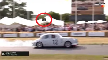 Susto en Goodwood: un coche pierde una rueda y va directa hacia el público - SoyMotor.com