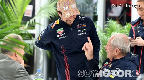 Sergio Pérez y Helmut Marko en el GP de Canadá F1 2023 - SoyMotor.com