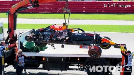El RB16B de Max Verstappen tras el accidente en Silverstone 2021