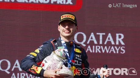 Verstappen se 'come' a Hamilton en la salida y arrasa en Hungría; Pérez remonta hasta el podio - SoyMotor.com