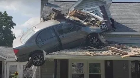 Estrellar un coche contra el segundo piso de una casa es tan inverosímil... como posible - SoyMotor.com