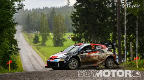 Evans mantiene a raya a Neuville en Finlandia - SoyMotor.com