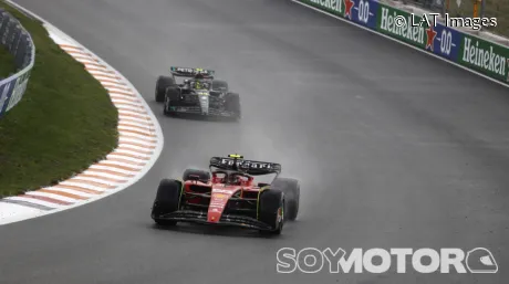 Carlos Sainz y Lewis Hamilton en Zandvoort