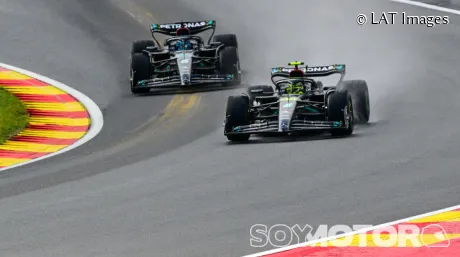 Lewis Hamilton y George Russell en Spa