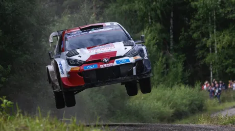 Rally Finlandia 2023: Evans lidera por accidente de Rovanperä y M-Sport Ford sigue en caída libre - SoyMotor.com