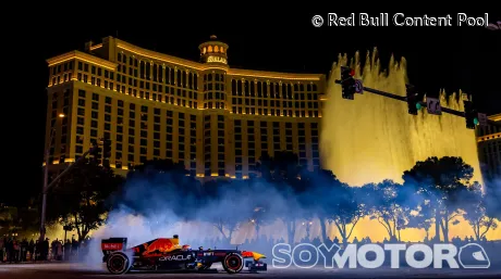 Sergio Pérez, con el Red Bull RB7, de exhibición por los aledaños del Hotel Bellagio de Las Vegas
