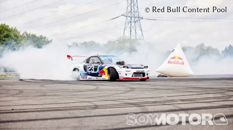 Max Verstappen en el Mazda RX-7 de 'Mad' Mike Whiddett aprendiendo 'drifting'