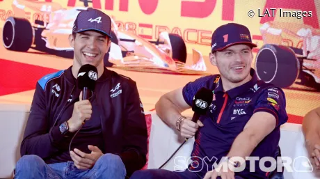 Max Verstappen y Esteban Ocon en Barcelona