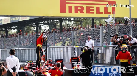 Carlos Sainz celebra la pole en el GP de Italia F1 2023 - SoyMotor.com