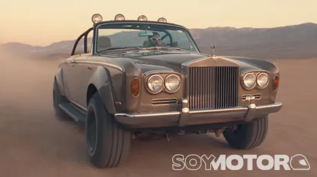 Bad Bunny subido al Rolls-Royce que aparece en el vídeo de la canción 'Where she goes' - SoyMotor.com