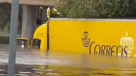 Un camión de Correos queda atrapado en una carretera inundada de Madrid - SoyMotor.com
