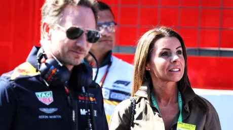 Sophie Kumpen y Christian Horner