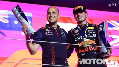 Max Verstappen y Gianpiero Lambiase, en el podio del GP de Catar