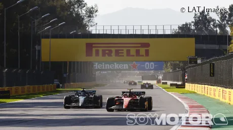 Carlos Sainz y George Russell luchando por posición durante el Gran Premio de México