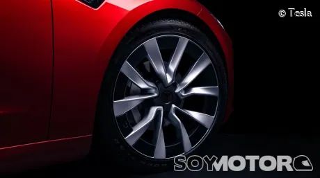 La garantía de Tesla no cubre una batería dañada por la lluvia y le piden 20.000 euros al cliente - SoyMotor.com