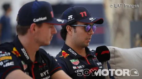 Max Verstappen y Sergio Pérez frente a la prensa.