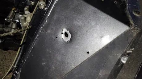 Imagen de una de las balas que impactó en el coche de Lionel Pernía