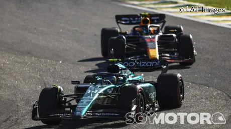 Fernando Alonso defendiéndose de los ataques de Sergio Pérez durante la carrera en Brasil