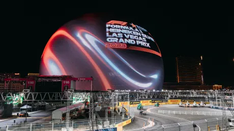 VÍDEO: La esfera de Las Vegas se 'transformará' en cascos, fichas de pilotos... ¡y mucho más! - SoyMotor.com
