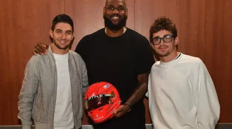 Esteban Ocon, LeBron James y Charles Leclerc en Los Ángeles