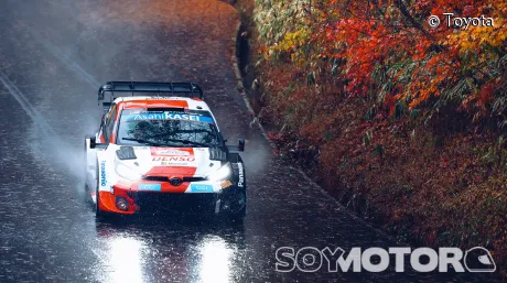 Rally Japón 2023: Evans lidera un triplete de Toyota tras un 'caótico' viernes - SoyMotor.com