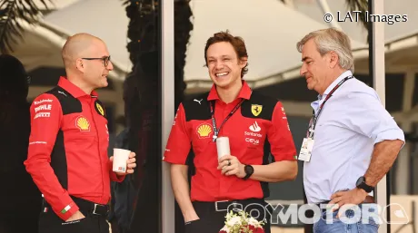Rupert Manwaring junto a Carlos Sainz Sr. y otro miembro del equipo Ferrari