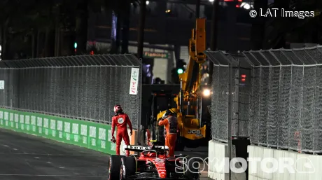 El incidente de la alcantarilla pasa una dura factura tanto a Ferrari como a Sainz - SoyMotor.com