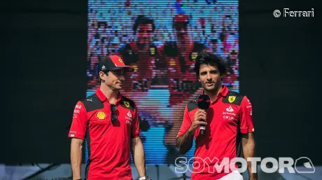 Elkann confirma que Sainz y Leclerc "se quedan" en Ferrari más allá de 2024 - SoyMotor.com