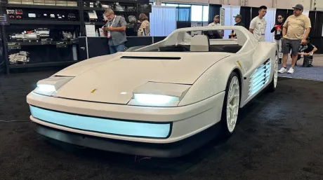 El Ferrari Testarossa se convierte en coche eléctrico... ¡con tres asientos en su interior! - SoyMotor.com