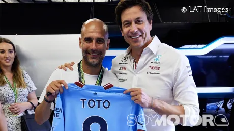 Pep Guardiola le regala a Toto Wolff una camiseta del Manchester City con su nombre en el GP de Abu Dabi F1 2022 - SoyMotor.com