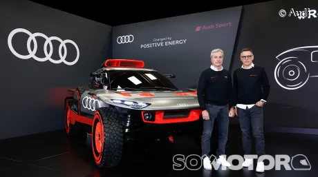 Carlos Sainz y Lucas Cruz muestran su nuevo Audi RS Q e-tron en Madrid - SoyMotor.com