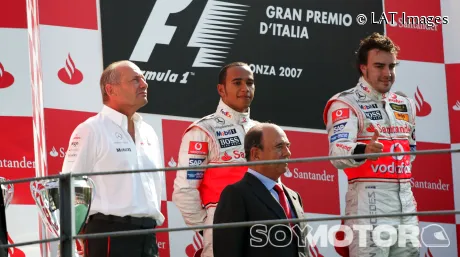 Fernando Alonso, Lewis Hamilton y Ron Dennis en el podio del GP de Italia 2007